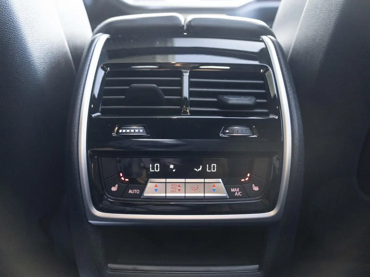 xDrive40i | M Sportpakket | High Executive | 22 inch | M Adaptief onderstel | Iconic Glow nierengrille | Comfortstoelen | Driving Assistant Professional | BMW Laserlight | Head-Up Display | 