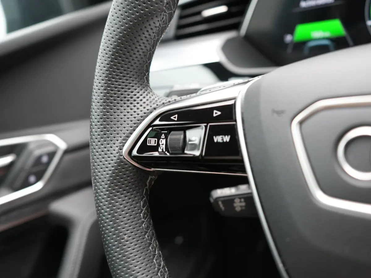 55 Quattro S edition 114 kWh 408pk Dealer O.H | Luchtvering | Panodak | Black Optic | Adaptive Cruise | 360 Camera | B&O Soundsystem | 21"L.M | Alcantara Sportstoelen Memory | Apple Carplay 