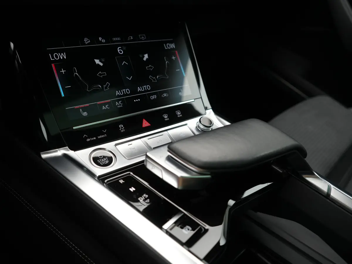55 Quattro S edition 114 kWh 408pk Dealer O.H | Luchtvering | Panodak | Black Optic | Adaptive Cruise | 360 Camera | B&O Soundsystem | 21"L.M | Alcantara Sportstoelen Memory | Apple Carplay 