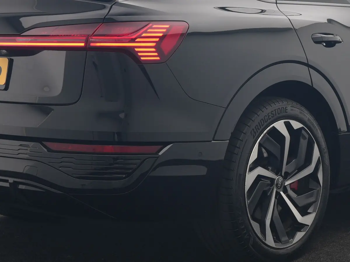 55 Quattro S edition 114 kWh 408pk Dealer O.H | Luchtvering | Panodak | Black Optic | Adaptive Cruise | 360 Camera | B&O Soundsystem | 21"L.M | Alcantara Sportstoelen Memory | Apple Carplay 