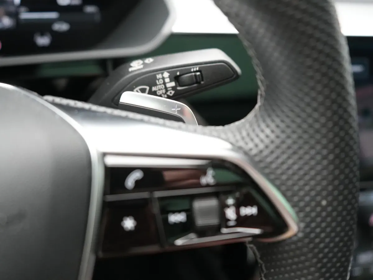 55 Quattro S edition 114 kWh 408pk Dealer O.H | Luchtvering | Panodak | Black Optic | Adaptive Cruise | 360 Camera | B&O Soundsystem | 21"L.M | Alcantara Sportstoelen Memory | Apple Carplay 