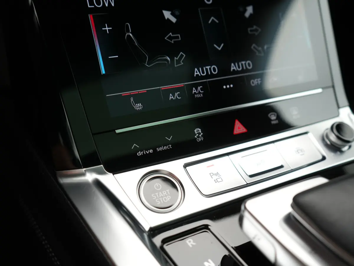 55 Quattro S edition 114 kWh 408pk Dealer O.H | Luchtvering | Panodak | Black Optic | Adaptive Cruise | 360 Camera | B&O Soundsystem | 21"L.M | Alcantara Sportstoelen Memory | Apple Carplay 