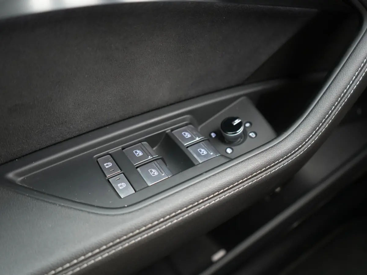 55 Quattro S edition 114 kWh 408pk Dealer O.H | Luchtvering | Panodak | Black Optic | Adaptive Cruise | 360 Camera | B&O Soundsystem | 21"L.M | Alcantara Sportstoelen Memory | Apple Carplay 