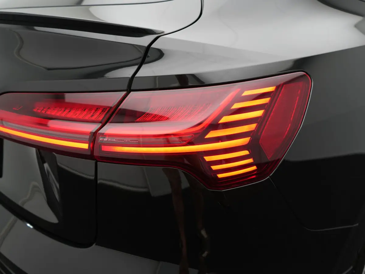 55 Quattro S edition 114 kWh 408pk Dealer O.H | Luchtvering | Panodak | Black Optic | Adaptive Cruise | 360 Camera | B&O Soundsystem | 21"L.M | Alcantara Sportstoelen Memory | Apple Carplay 
