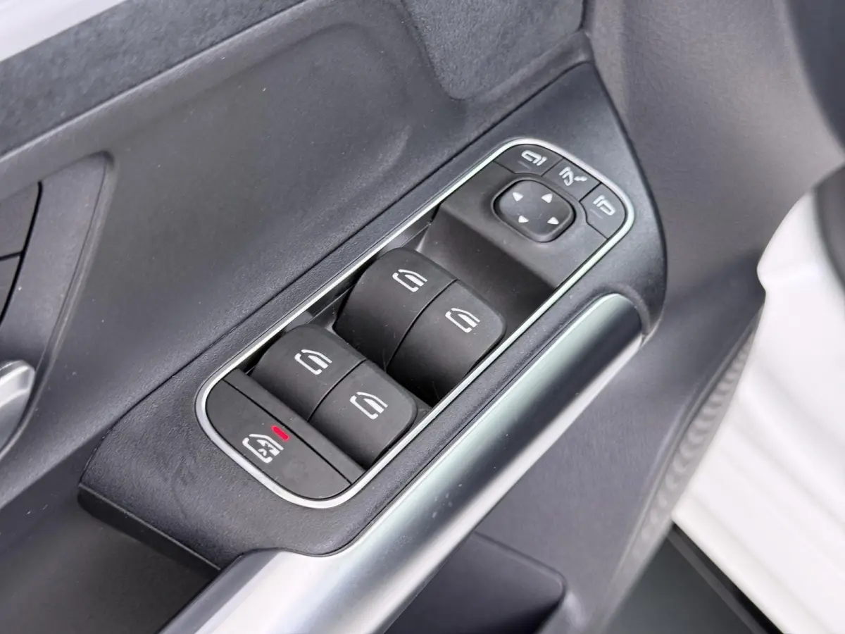 250 e Business Solution AMG Limited VAN: 29.900,- VOOR: 26.877,- UW HERFSTVOORDEEL: 3.023,- PANORAMA DAK | 360 CAMERA | SFEER VERLICHTING | ADAPTIEF CRUISE CONTROL | MEMORY OP STOEL | HEAD-U