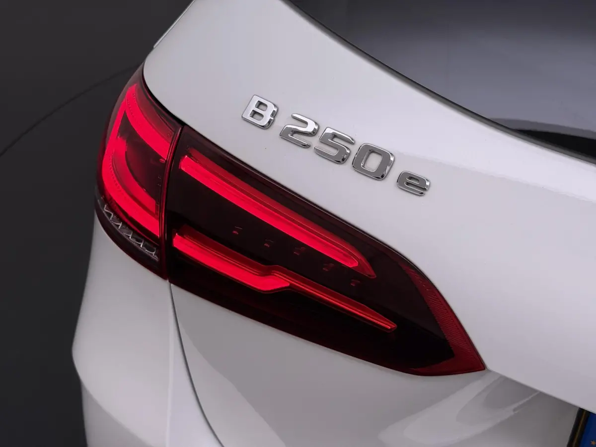 250 e Business Solution AMG Limited VAN: 29.900,- VOOR: 26.877,- UW HERFSTVOORDEEL: 3.023,- PANORAMA DAK | 360 CAMERA | SFEER VERLICHTING | ADAPTIEF CRUISE CONTROL | MEMORY OP STOEL | HEAD-U