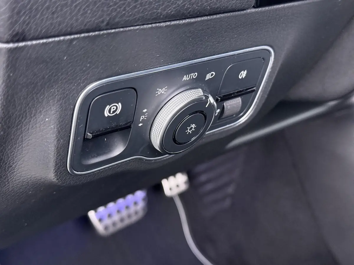 250 e Business Solution AMG Limited VAN: 29.900,- VOOR: 26.877,- UW HERFSTVOORDEEL: 3.023,- PANORAMA DAK | 360 CAMERA | SFEER VERLICHTING | ADAPTIEF CRUISE CONTROL | MEMORY OP STOEL | HEAD-U