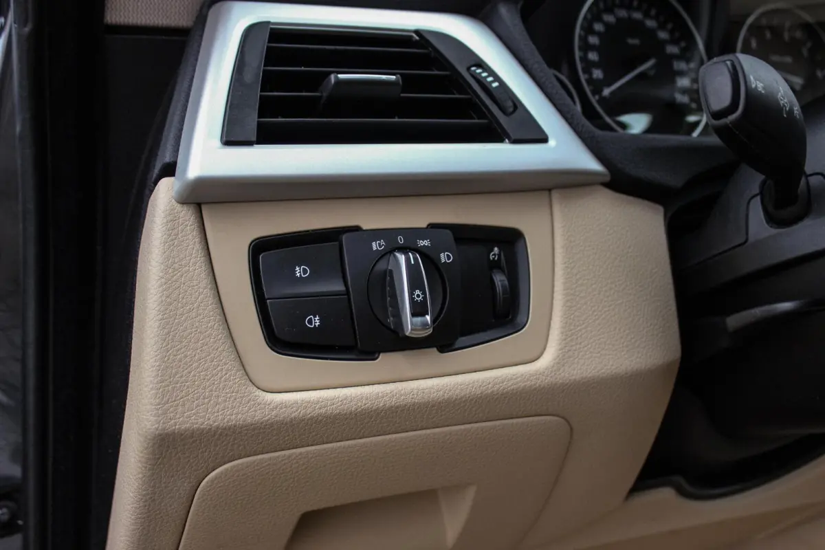 320i High Executive | 1e eigenaar | NL auto | Dealer onderhouden | Cruise control | Xenon | Camera | Trekhaak | Navigatie | Bluetooth | Stoelverwarming