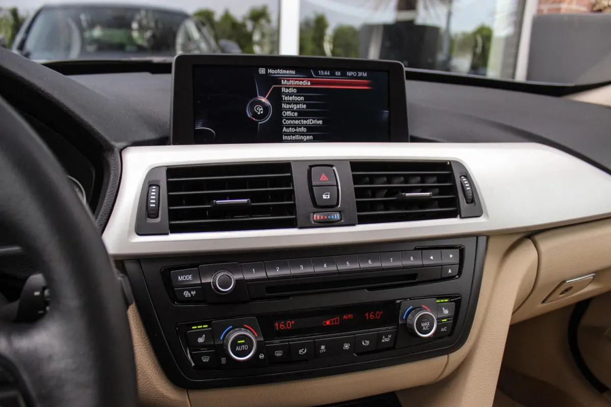 320i High Executive | 1e eigenaar | NL auto | Dealer onderhouden | Cruise control | Xenon | Camera | Trekhaak | Navigatie | Bluetooth | Stoelverwarming