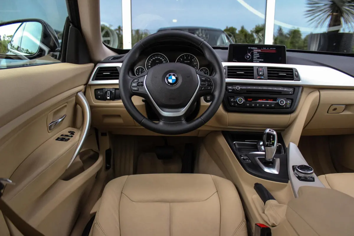 320i High Executive | 1e eigenaar | NL auto | Dealer onderhouden | Cruise control | Xenon | Camera | Trekhaak | Navigatie | Bluetooth | Stoelverwarming
