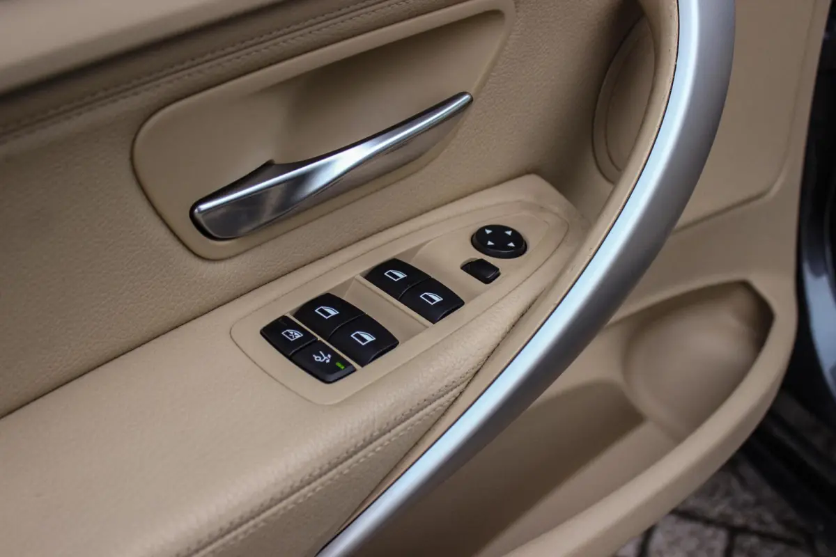 320i High Executive | 1e eigenaar | NL auto | Dealer onderhouden | Cruise control | Xenon | Camera | Trekhaak | Navigatie | Bluetooth | Stoelverwarming
