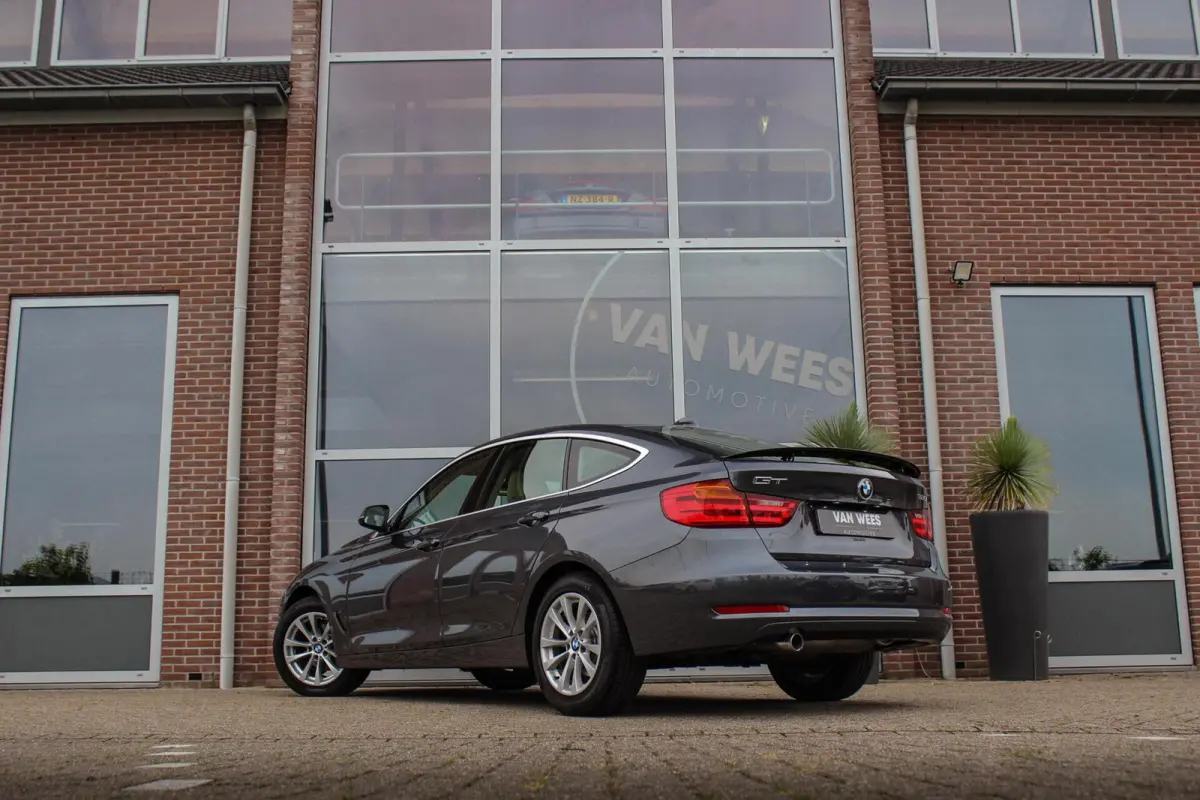 320i High Executive | 1e eigenaar | NL auto | Dealer onderhouden | Cruise control | Xenon | Camera | Trekhaak | Navigatie | Bluetooth | Stoelverwarming