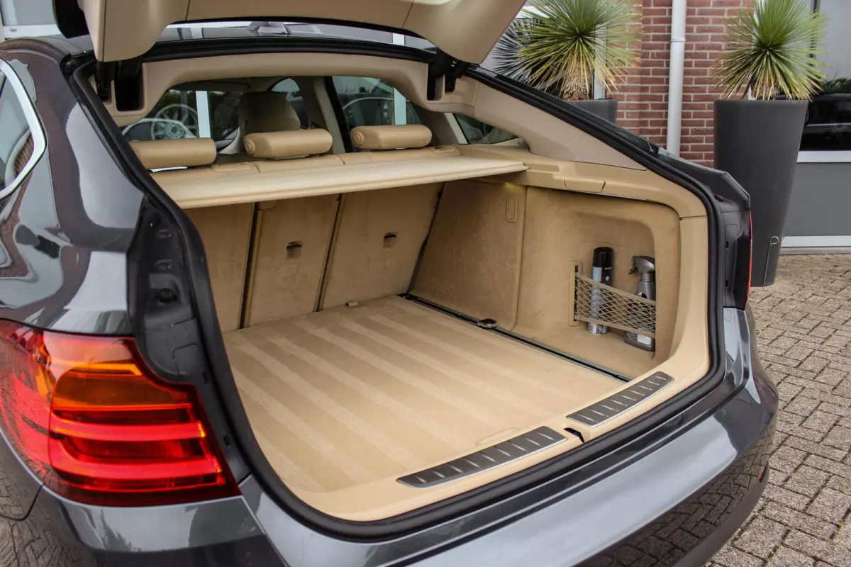 320i High Executive | 1e eigenaar | NL auto | Dealer onderhouden | Cruise control | Xenon | Camera | Trekhaak | Navigatie | Bluetooth | Stoelverwarming