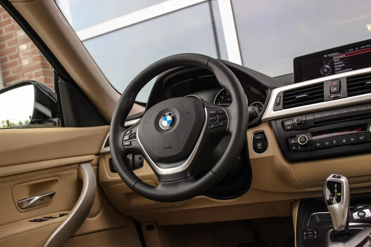 320i High Executive | 1e eigenaar | NL auto | Dealer onderhouden | Cruise control | Xenon | Camera | Trekhaak | Navigatie | Bluetooth | Stoelverwarming