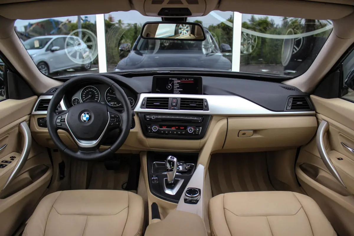320i High Executive | 1e eigenaar | NL auto | Dealer onderhouden | Cruise control | Xenon | Camera | Trekhaak | Navigatie | Bluetooth | Stoelverwarming