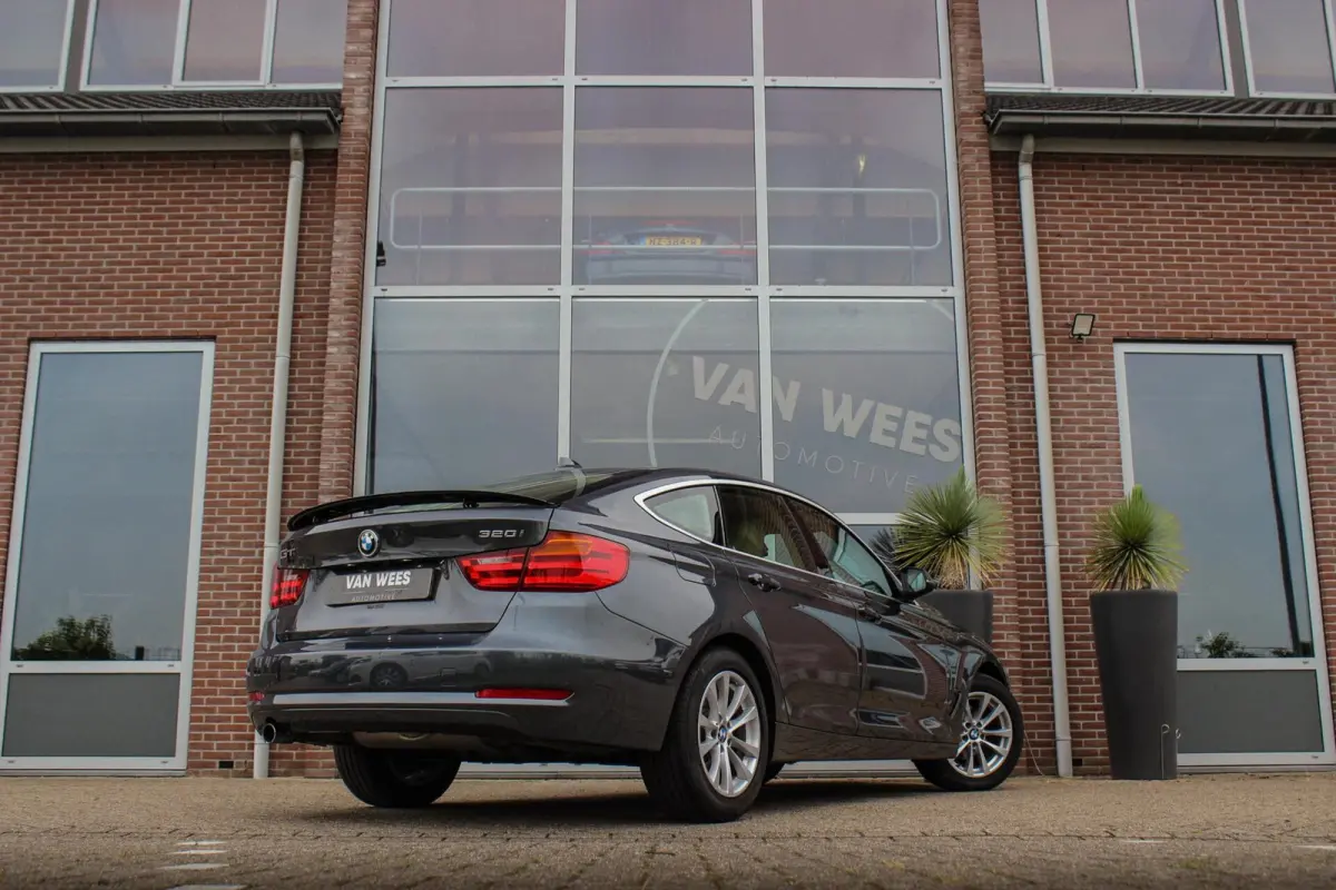 320i High Executive | 1e eigenaar | NL auto | Dealer onderhouden | Cruise control | Xenon | Camera | Trekhaak | Navigatie | Bluetooth | Stoelverwarming