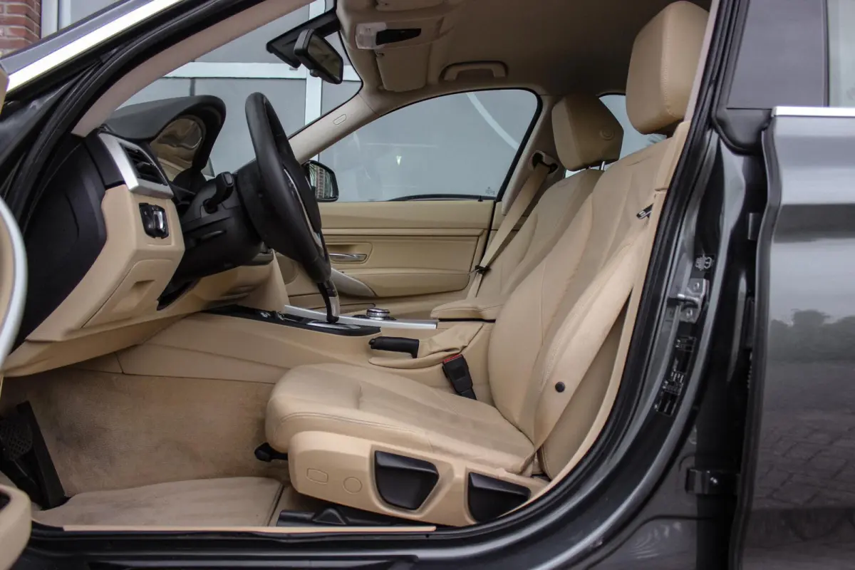 320i High Executive | 1e eigenaar | NL auto | Dealer onderhouden | Cruise control | Xenon | Camera | Trekhaak | Navigatie | Bluetooth | Stoelverwarming
