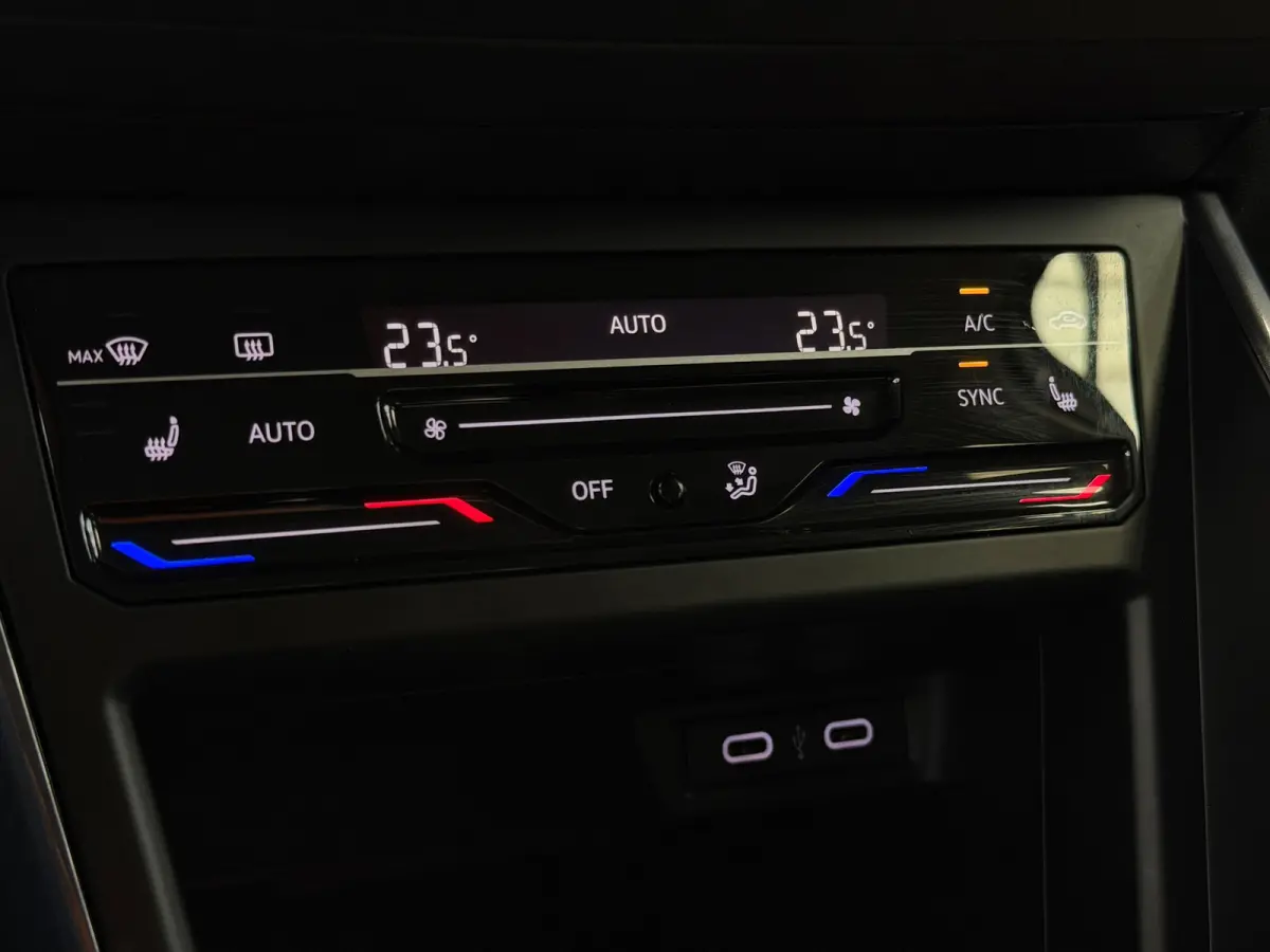 1.0 TSI CarPlay Camera IQ Lights