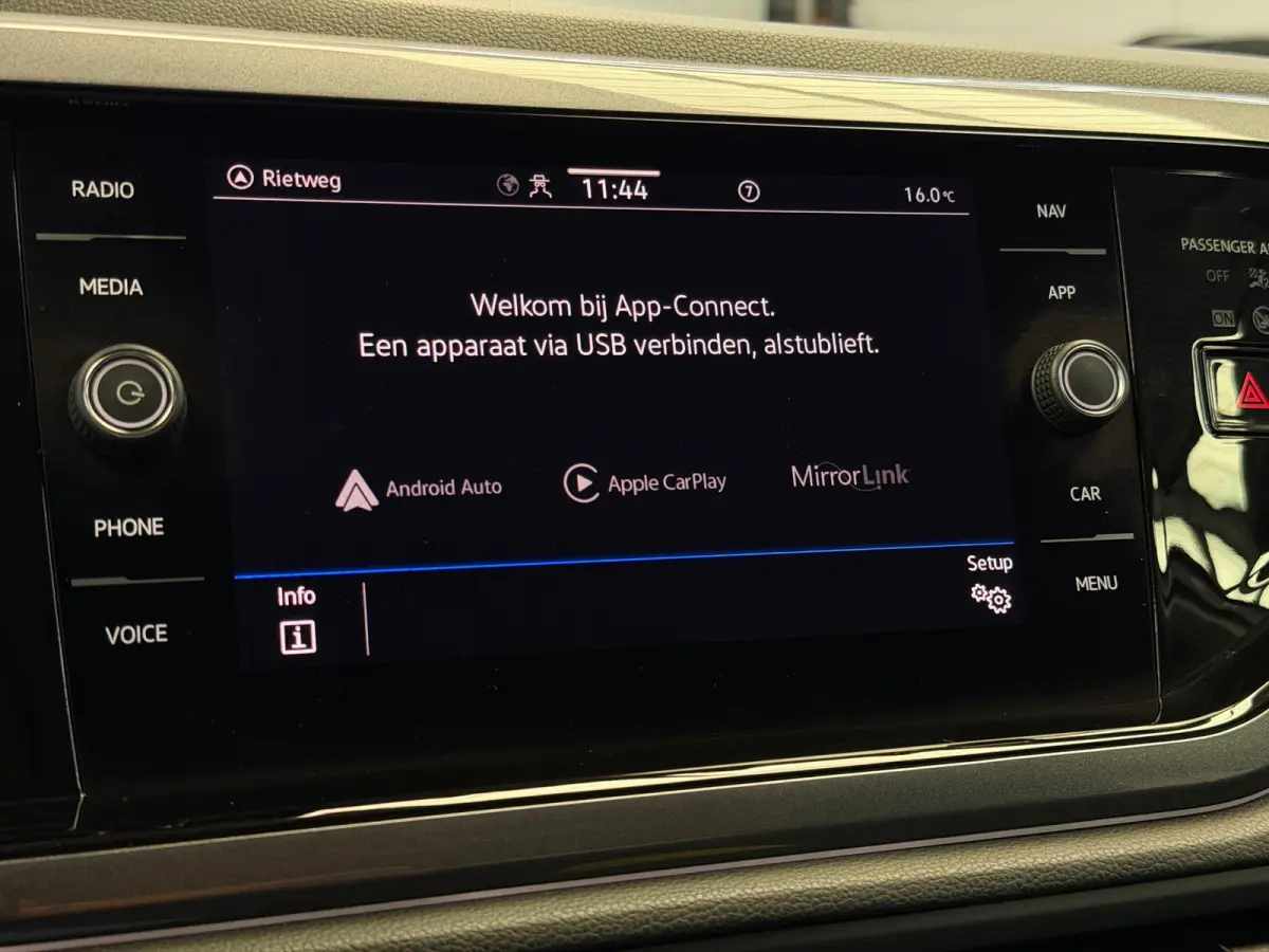 1.0 TSI CarPlay Camera IQ Lights