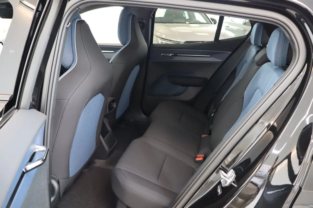 P5 272PK Long Range 69 kWh Black Edition Plus | 20 inch Y-spaak | Privacy glas | Harman Kardon | Power Seats | Climate Pack