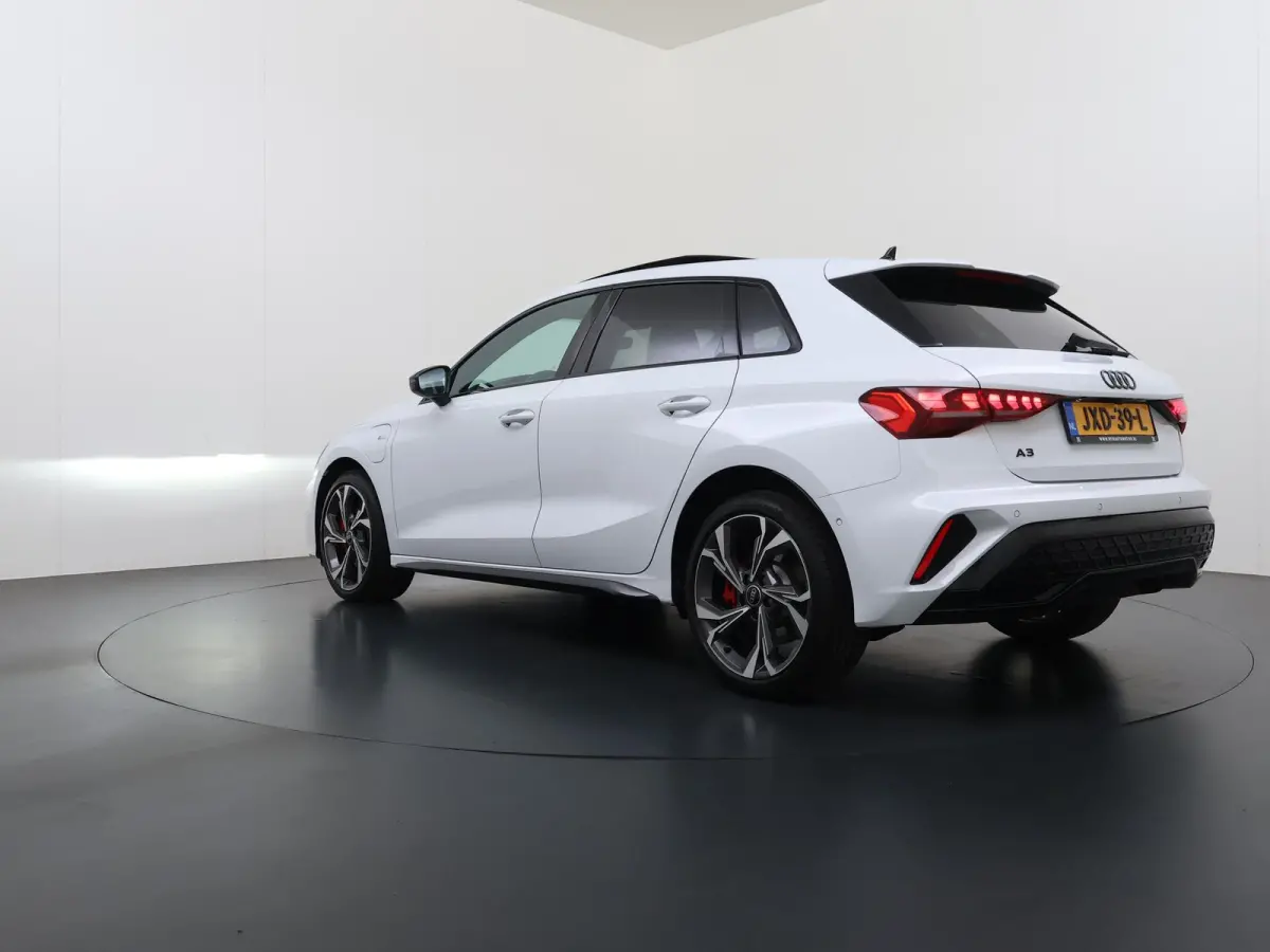 45 TFSI e S edition Competition VAN: 44.900,- VOOR: 40.877,- UW HERFSTVOORDEEL: 4.023,- 272pk PHEV| 8.000KM!  | INCL. BTW | 143km RANGE WLTP!! | ADD. CRUISE | PANORAMADAK | FABRIEKSGARANTIE 