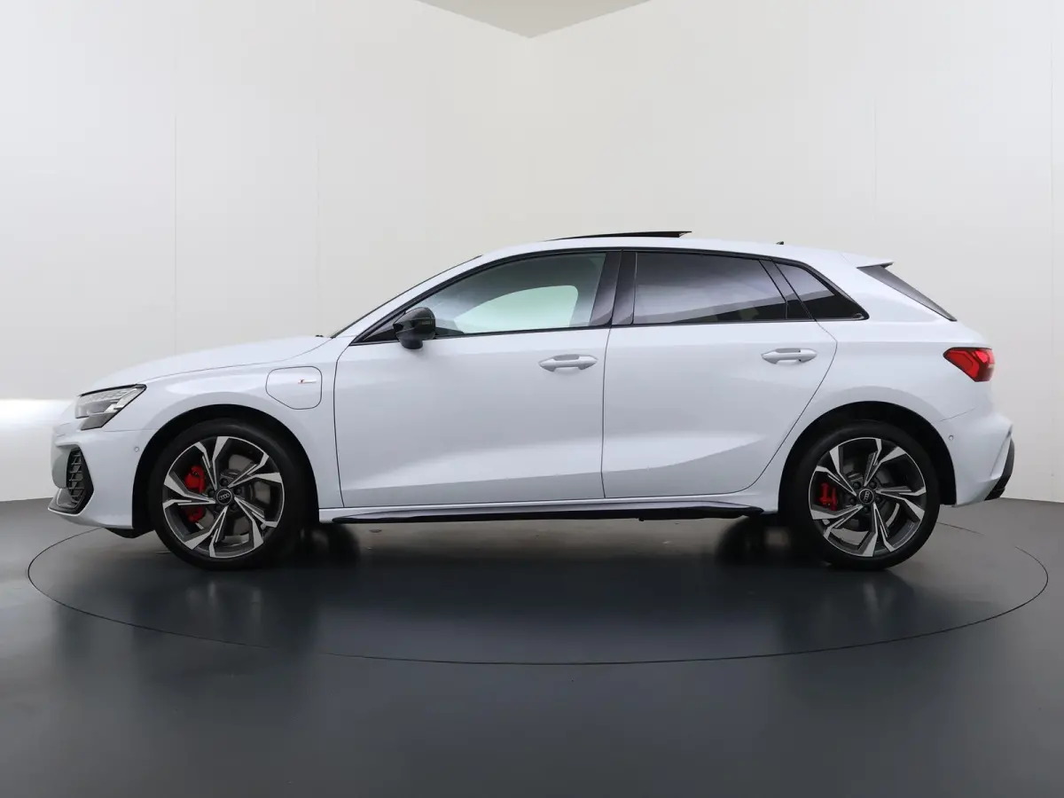 45 TFSI e S edition Competition VAN: 44.900,- VOOR: 40.877,- UW HERFSTVOORDEEL: 4.023,- 272pk PHEV| 8.000KM!  | INCL. BTW | 143km RANGE WLTP!! | ADD. CRUISE | PANORAMADAK | FABRIEKSGARANTIE 