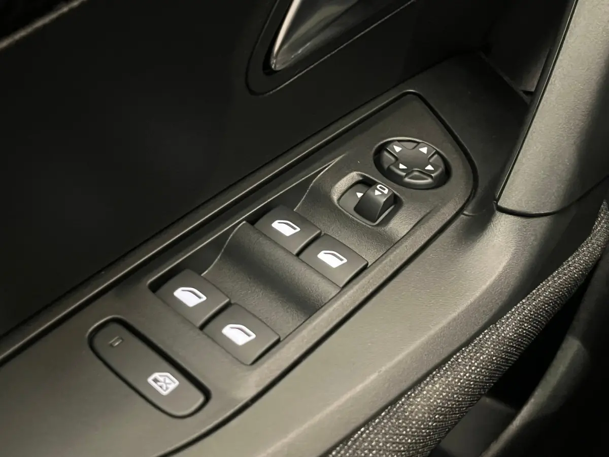 1.2 Hybrid 136 Style Climate | Carplay | Cruise | Parkeersensoren Achter | LED | DAB | Airco (automatisch) | Apple Carplay/Android Auto|telefoonintegratie premium | Centrale deurvergrendelin
