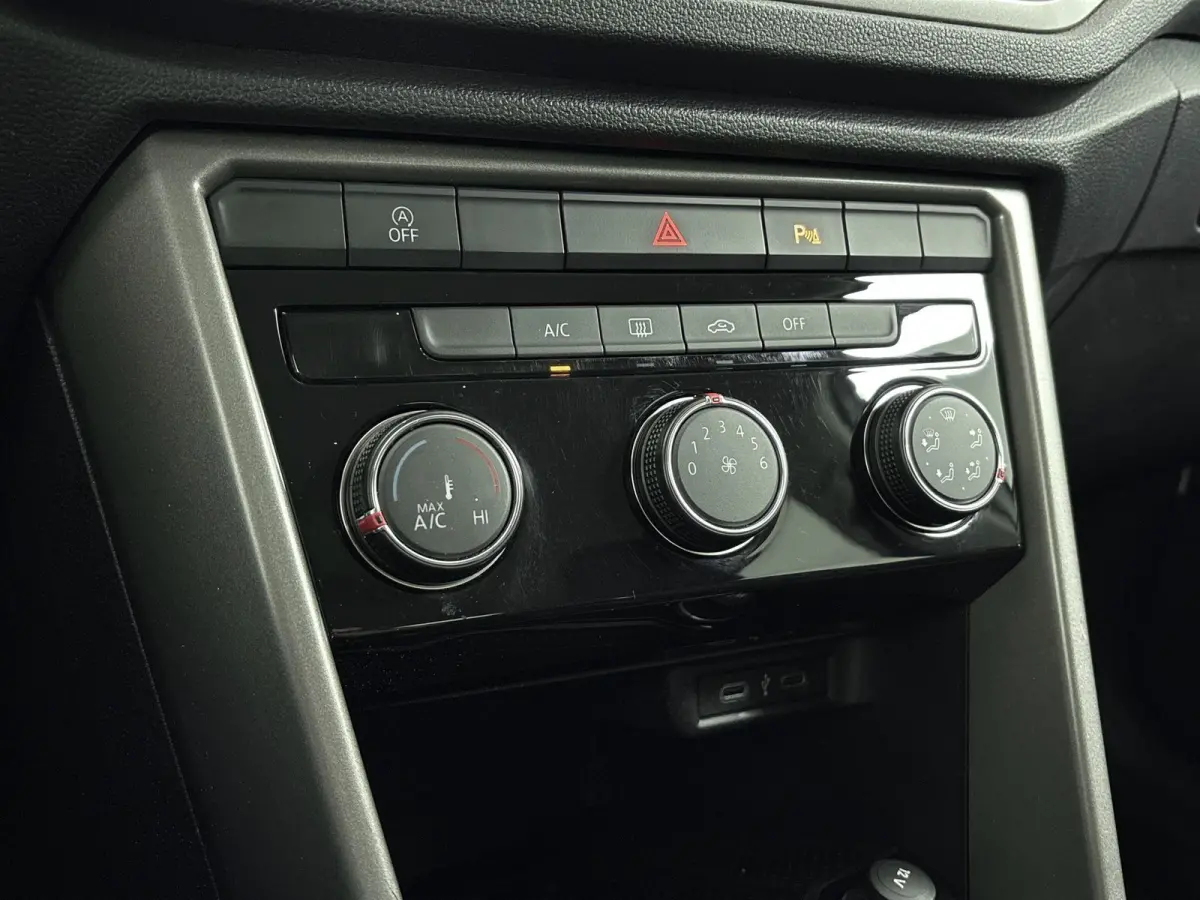 1.0 TSI Style Business Airco | Apple Carplay | Android Auto | Bluetooth | Buitenspiegels Elektrisch Verstel- en Verwarmbaar | Cruise Control Adaptief | Dakrails | Elektrisch Bedienbare Achte
