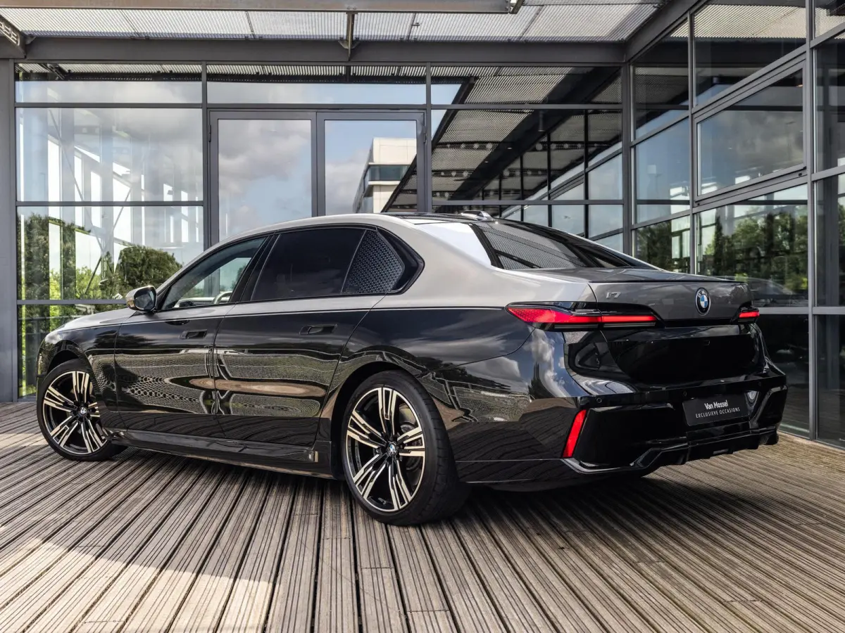 xDrive60 106 kWh | BMW INDIVIDUAL TWO TONE OXIDGRAU/BLACK | REAR SEAT ENTERTAINMENT EXPERIENCE | SKYLOUNGE PANORAMA | BOWERS & WILKINS | STOELMASSAGE VOOR EN ACHTER | STOELVENTILATIE | SOH 9