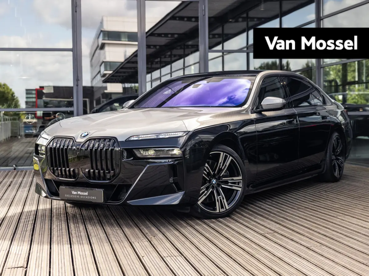 xDrive60 106 kWh | BMW INDIVIDUAL TWO TONE OXIDGRAU/BLACK | REAR SEAT ENTERTAINMENT EXPERIENCE | SKYLOUNGE PANORAMA | BOWERS & WILKINS | STOELMASSAGE VOOR EN ACHTER | STOELVENTILATIE | SOH 9