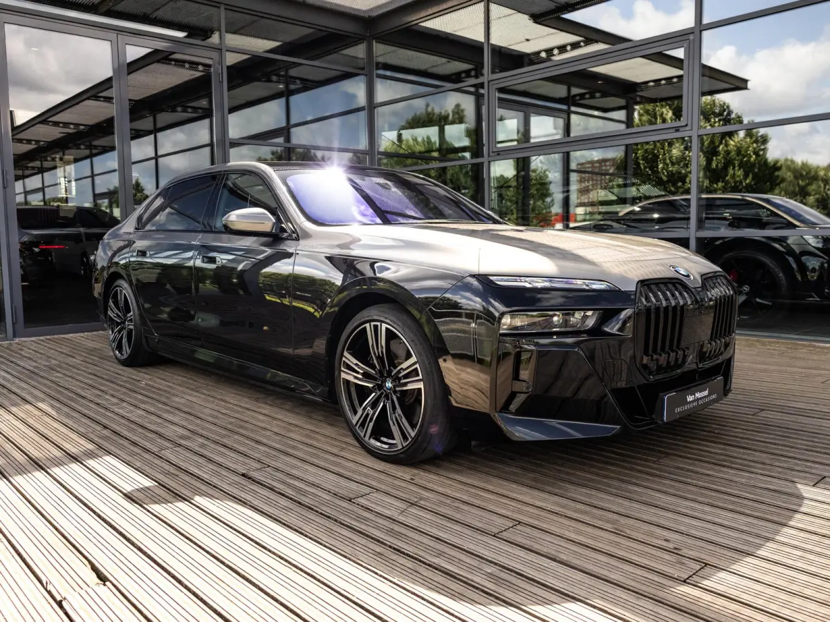 xDrive60 106 kWh | BMW INDIVIDUAL TWO TONE OXIDGRAU/BLACK | REAR SEAT ENTERTAINMENT EXPERIENCE | SKYLOUNGE PANORAMA | BOWERS & WILKINS | STOELMASSAGE VOOR EN ACHTER | STOELVENTILATIE | SOH 9