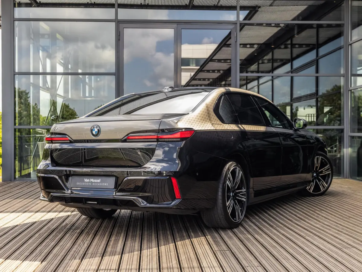 xDrive60 106 kWh | BMW INDIVIDUAL TWO TONE OXIDGRAU/BLACK | REAR SEAT ENTERTAINMENT EXPERIENCE | SKYLOUNGE PANORAMA | BOWERS & WILKINS | STOELMASSAGE VOOR EN ACHTER | STOELVENTILATIE | SOH 9