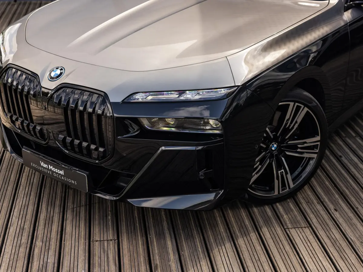 xDrive60 106 kWh | BMW INDIVIDUAL TWO TONE OXIDGRAU/BLACK | REAR SEAT ENTERTAINMENT EXPERIENCE | SKYLOUNGE PANORAMA | BOWERS & WILKINS | STOELMASSAGE VOOR EN ACHTER | STOELVENTILATIE | SOH 9