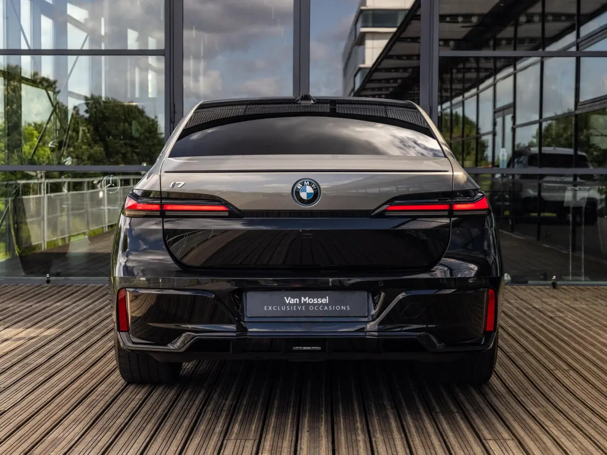 xDrive60 106 kWh | BMW INDIVIDUAL TWO TONE OXIDGRAU/BLACK | REAR SEAT ENTERTAINMENT EXPERIENCE | SKYLOUNGE PANORAMA | BOWERS & WILKINS | STOELMASSAGE VOOR EN ACHTER | STOELVENTILATIE | SOH 9