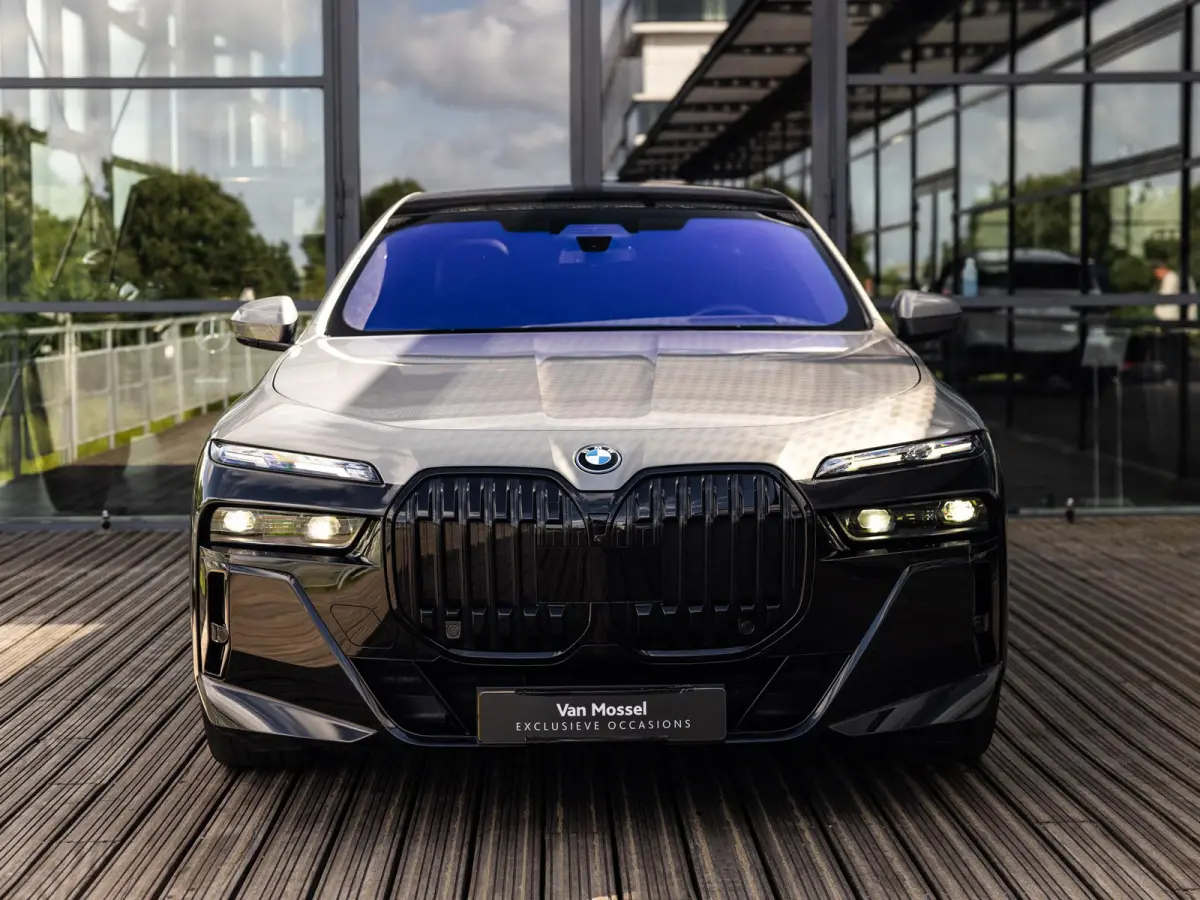 xDrive60 106 kWh | BMW INDIVIDUAL TWO TONE OXIDGRAU/BLACK | REAR SEAT ENTERTAINMENT EXPERIENCE | SKYLOUNGE PANORAMA | BOWERS & WILKINS | STOELMASSAGE VOOR EN ACHTER | STOELVENTILATIE | SOH 9