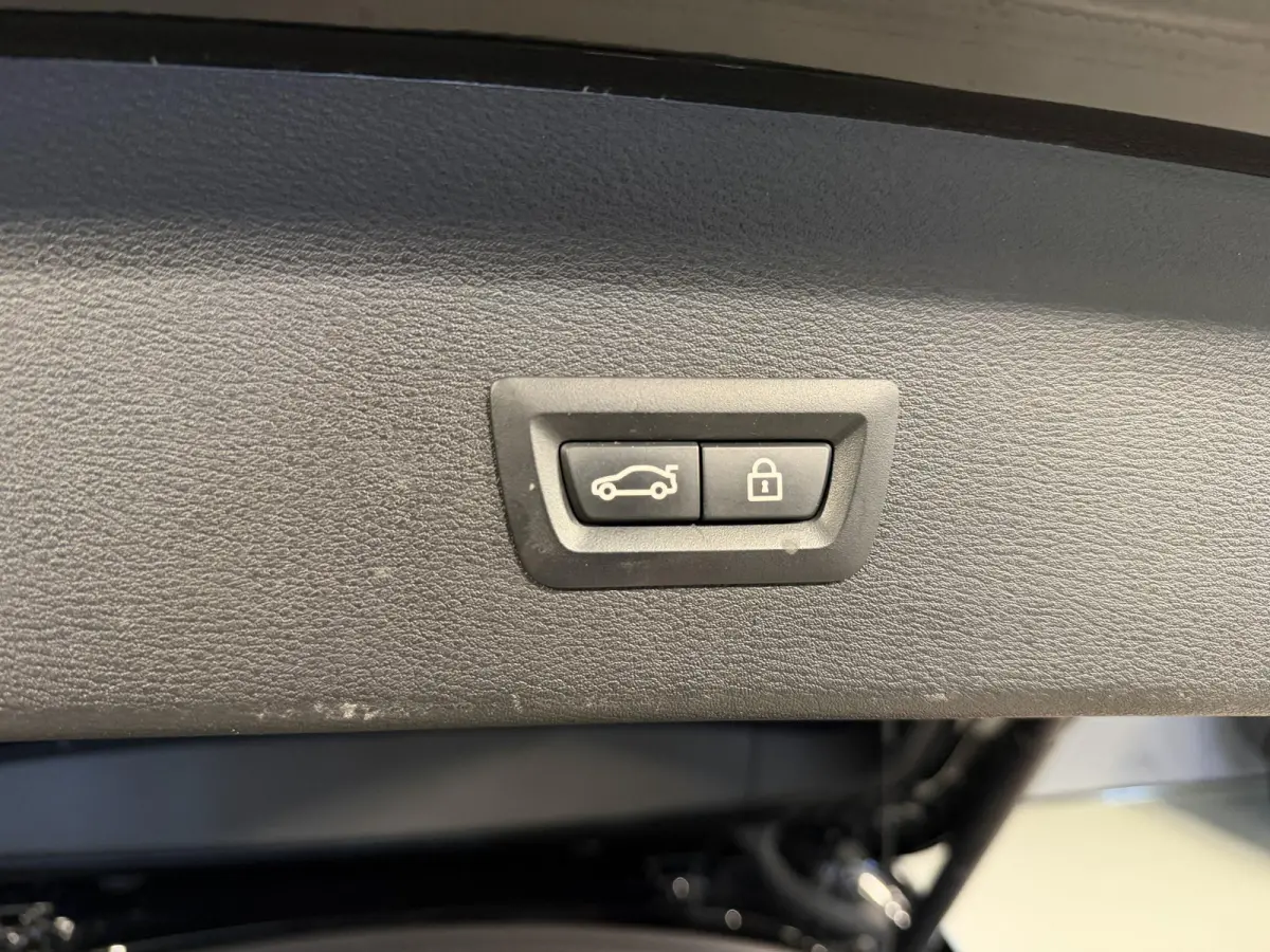 xDrive25e High Executive Edition M Sport 19"/Panoramadak/Elektrische stoel + memory/Adaptieve cruise/Keyless/HiFi/Camera