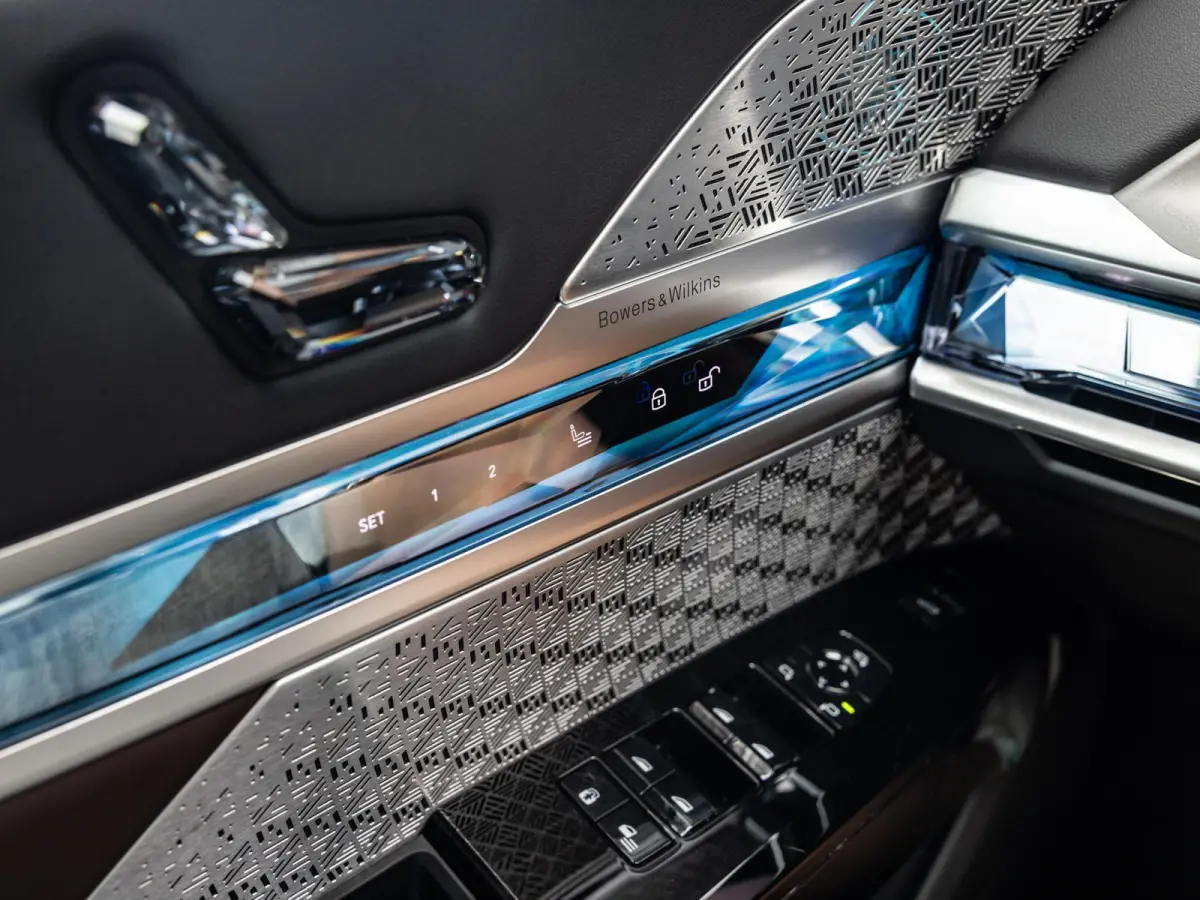 xDrive60 106 kWh | M-SPORT | SKYLOUNGE PANORAMADAK | 21 INCH | AUTOMATIC DOORS | SOFTCLOSE | BOWERS & WILKINS | INTEGRAL ACTIVE STEERING | DRIVING ASSIST PLUS | STOELMASSAGE V+A | STOELVENTI