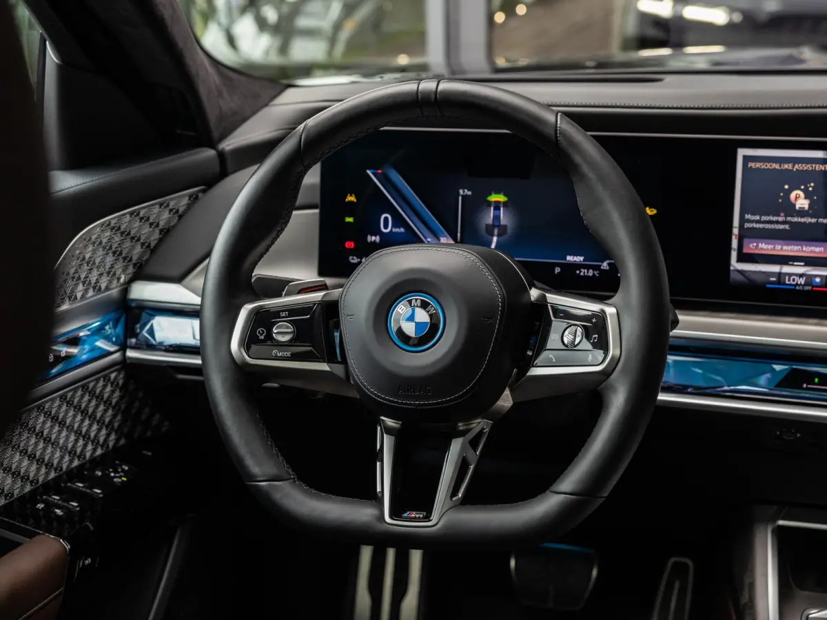 xDrive60 106 kWh | M-SPORT | SKYLOUNGE PANORAMADAK | 21 INCH | AUTOMATIC DOORS | SOFTCLOSE | BOWERS & WILKINS | INTEGRAL ACTIVE STEERING | DRIVING ASSIST PLUS | STOELMASSAGE V+A | STOELVENTI