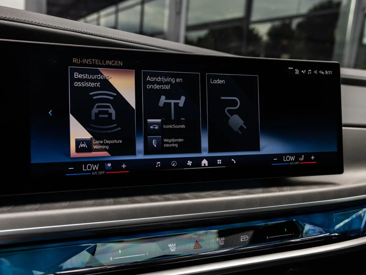 xDrive60 106 kWh | M-SPORT | SKYLOUNGE PANORAMADAK | 21 INCH | AUTOMATIC DOORS | SOFTCLOSE | BOWERS & WILKINS | INTEGRAL ACTIVE STEERING | DRIVING ASSIST PLUS | STOELMASSAGE V+A | STOELVENTI