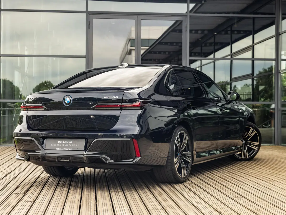 xDrive60 106 kWh | M-SPORT | SKYLOUNGE PANORAMADAK | 21 INCH | AUTOMATIC DOORS | SOFTCLOSE | BOWERS & WILKINS | INTEGRAL ACTIVE STEERING | DRIVING ASSIST PLUS | STOELMASSAGE V+A | STOELVENTI