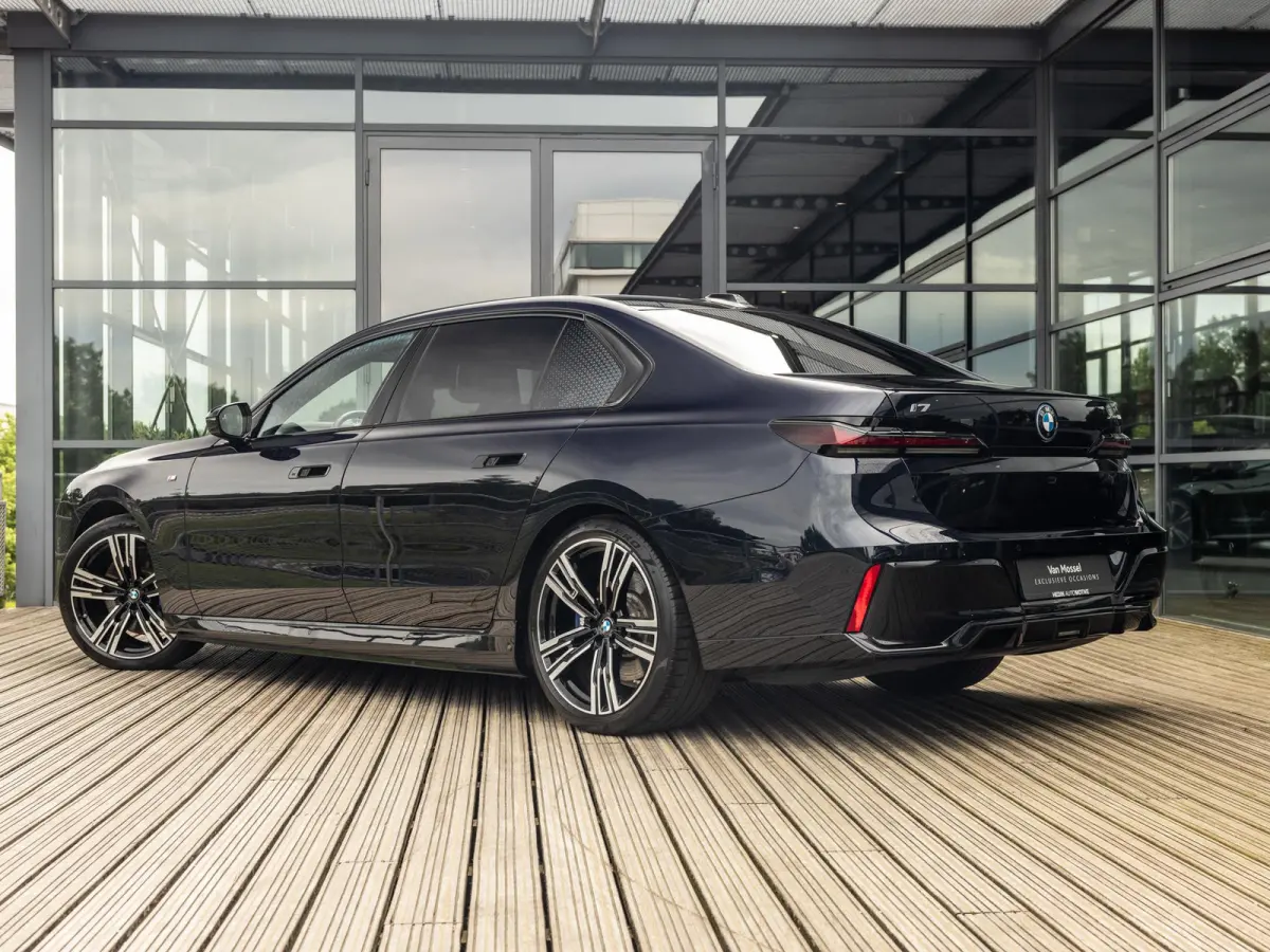 xDrive60 106 kWh | M-SPORT | SKYLOUNGE PANORAMADAK | 21 INCH | AUTOMATIC DOORS | SOFTCLOSE | BOWERS & WILKINS | INTEGRAL ACTIVE STEERING | DRIVING ASSIST PLUS | STOELMASSAGE V+A | STOELVENTI