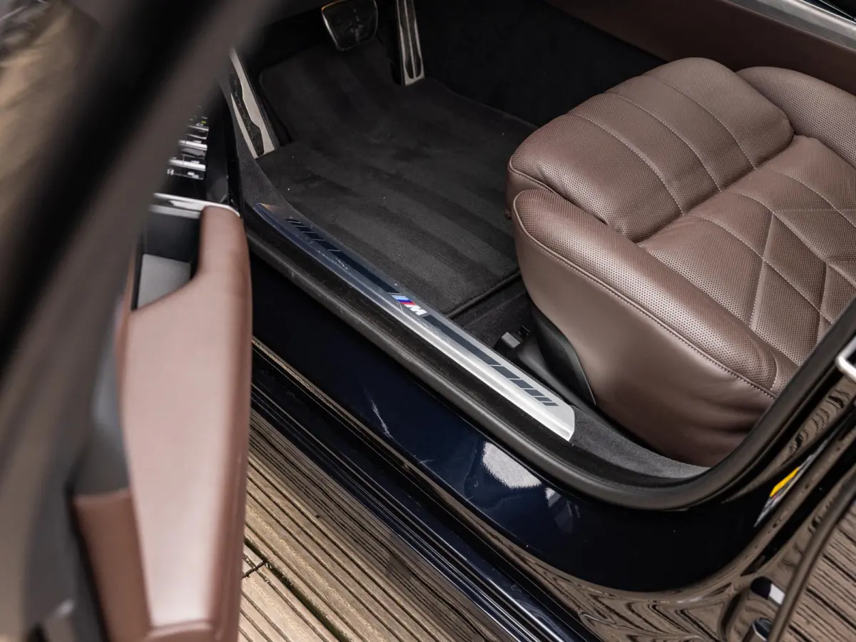 xDrive60 106 kWh | M-SPORT | SKYLOUNGE PANORAMADAK | 21 INCH | AUTOMATIC DOORS | SOFTCLOSE | BOWERS & WILKINS | INTEGRAL ACTIVE STEERING | DRIVING ASSIST PLUS | STOELMASSAGE V+A | STOELVENTI