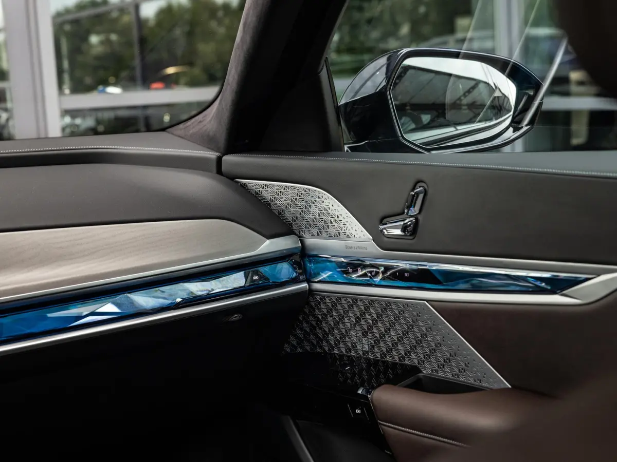 xDrive60 106 kWh | M-SPORT | SKYLOUNGE PANORAMADAK | 21 INCH | AUTOMATIC DOORS | SOFTCLOSE | BOWERS & WILKINS | INTEGRAL ACTIVE STEERING | DRIVING ASSIST PLUS | STOELMASSAGE V+A | STOELVENTI