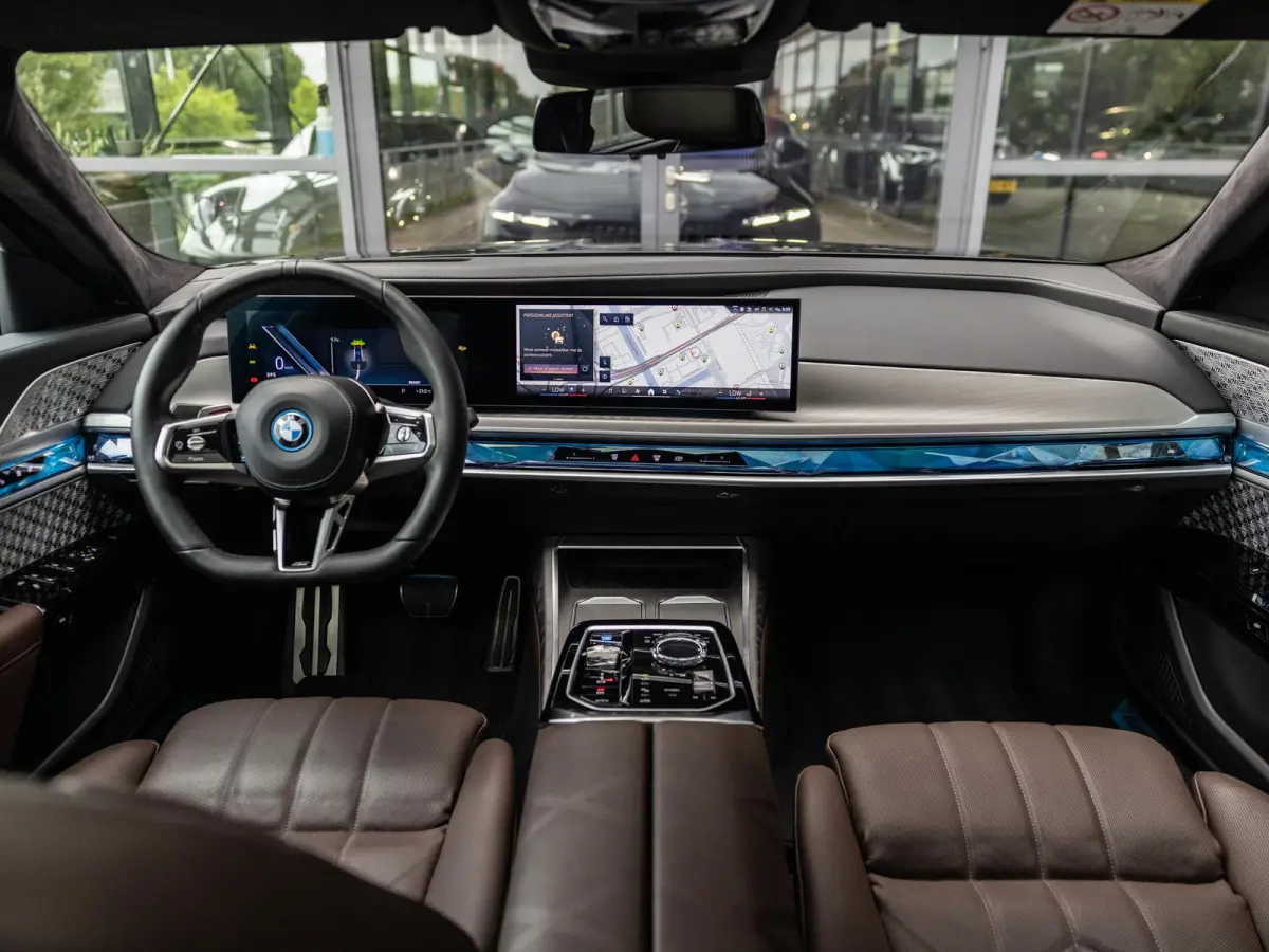 xDrive60 106 kWh | M-SPORT | SKYLOUNGE PANORAMADAK | 21 INCH | AUTOMATIC DOORS | SOFTCLOSE | BOWERS & WILKINS | INTEGRAL ACTIVE STEERING | DRIVING ASSIST PLUS | STOELMASSAGE V+A | STOELVENTI