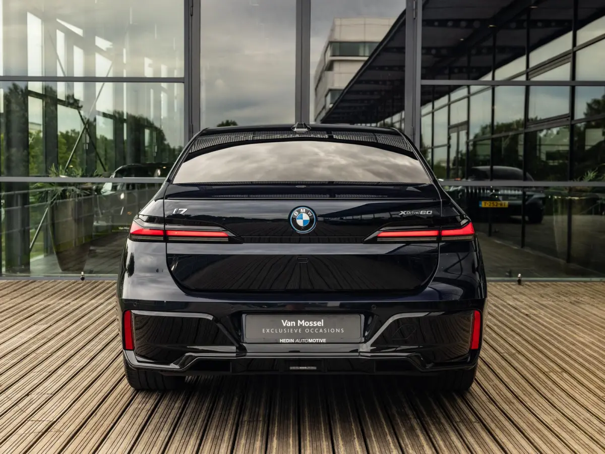 xDrive60 106 kWh | M-SPORT | SKYLOUNGE PANORAMADAK | 21 INCH | AUTOMATIC DOORS | SOFTCLOSE | BOWERS & WILKINS | INTEGRAL ACTIVE STEERING | DRIVING ASSIST PLUS | STOELMASSAGE V+A | STOELVENTI