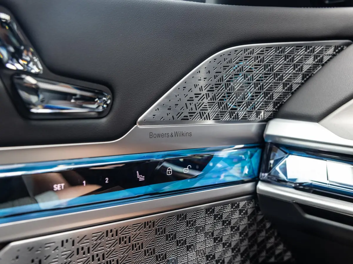 xDrive60 106 kWh | M-SPORT | SKYLOUNGE PANORAMADAK | 21 INCH | AUTOMATIC DOORS | SOFTCLOSE | BOWERS & WILKINS | INTEGRAL ACTIVE STEERING | DRIVING ASSIST PLUS | STOELMASSAGE V+A | STOELVENTI