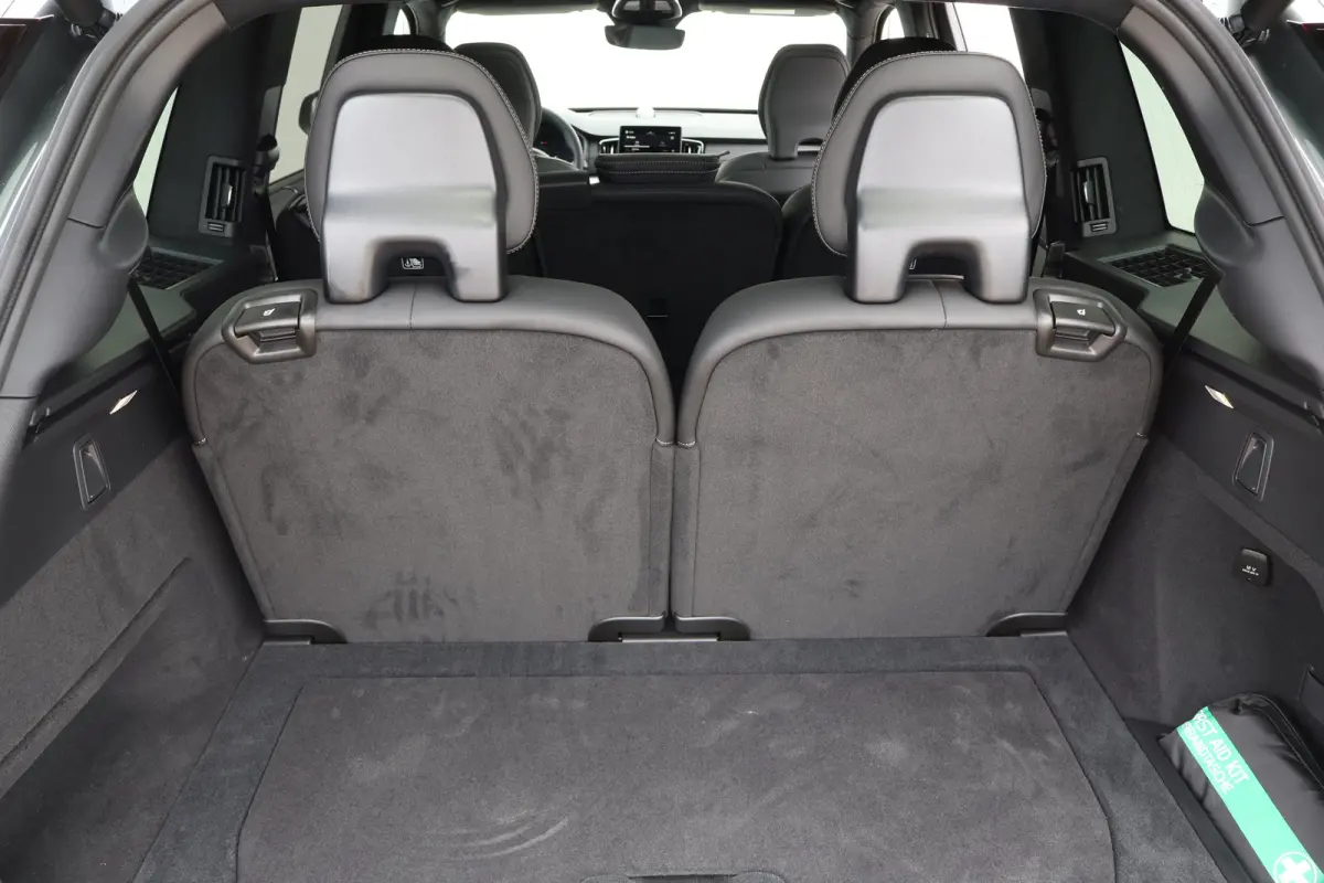 2.0 T8 Plug-in hybrid AWD Ultra Bright Exec. Ed. €14.845,- Demo Voordeel!! | 22" | Luchtvering | Massage | Trekhaak |