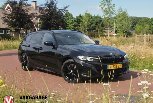 318i | Facelift model | Apple Carplay | Parkeersensoren | Sportstoelen | 19 Inch | NL-Auto |