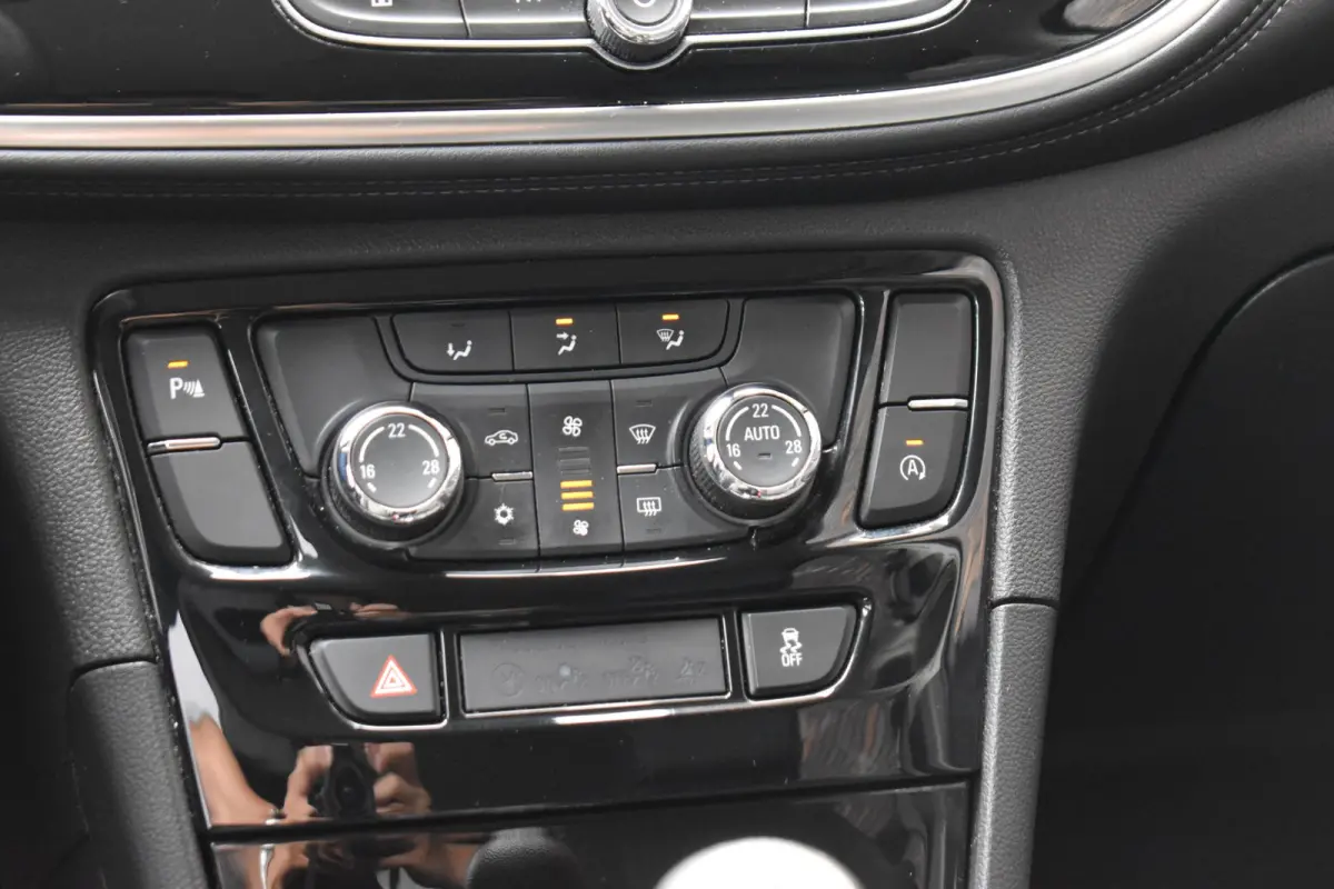 1.4 Turbo Innovation ECC LMV NAVI LED