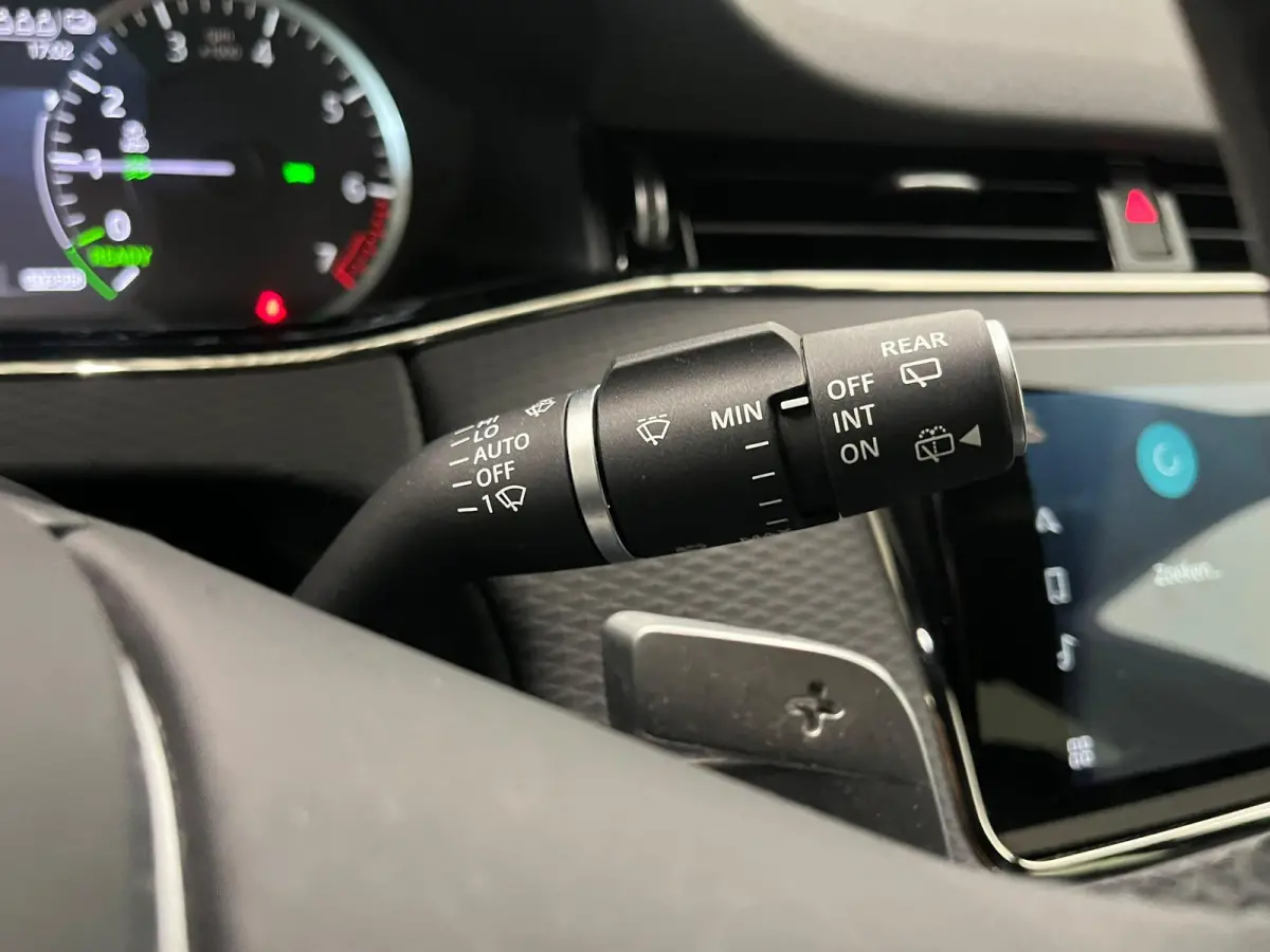 1.5 P300e AWD R-Dynamic S Navigatie Apple Carplay Android Auto Camera Parkeersensoren Cruise Control Elektrisch verstelbare stoelen Stoelverwarming Full Climate Control Lichtmetalen velgen